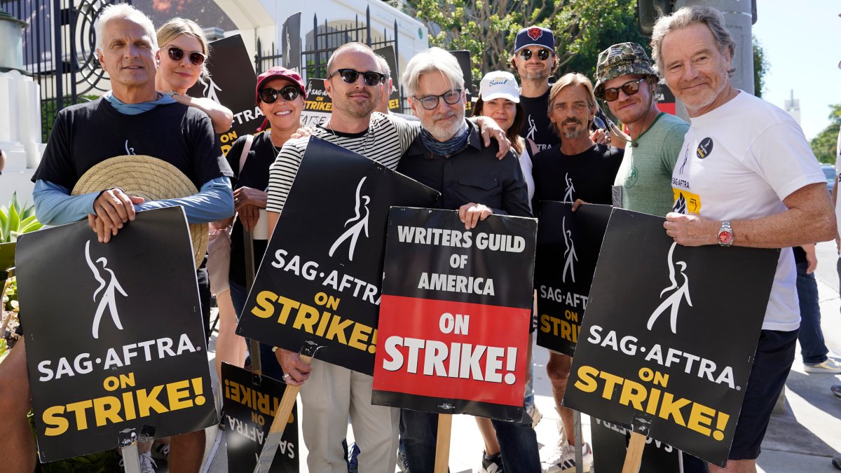 'Breaking Bad' stars join picket line to resume negotiations with actors – NBC Connecticut - Vimarsana News