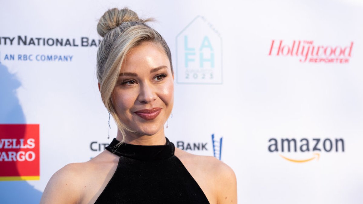 'Bachelorette' Gabby Windey announces she is dating Robby Hoffman – NBC Connecticut - Vimarsana News