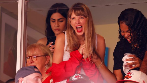 Taylor Swift sits with Travis Kelce’s mom at Chiefs vs. Bears game ...