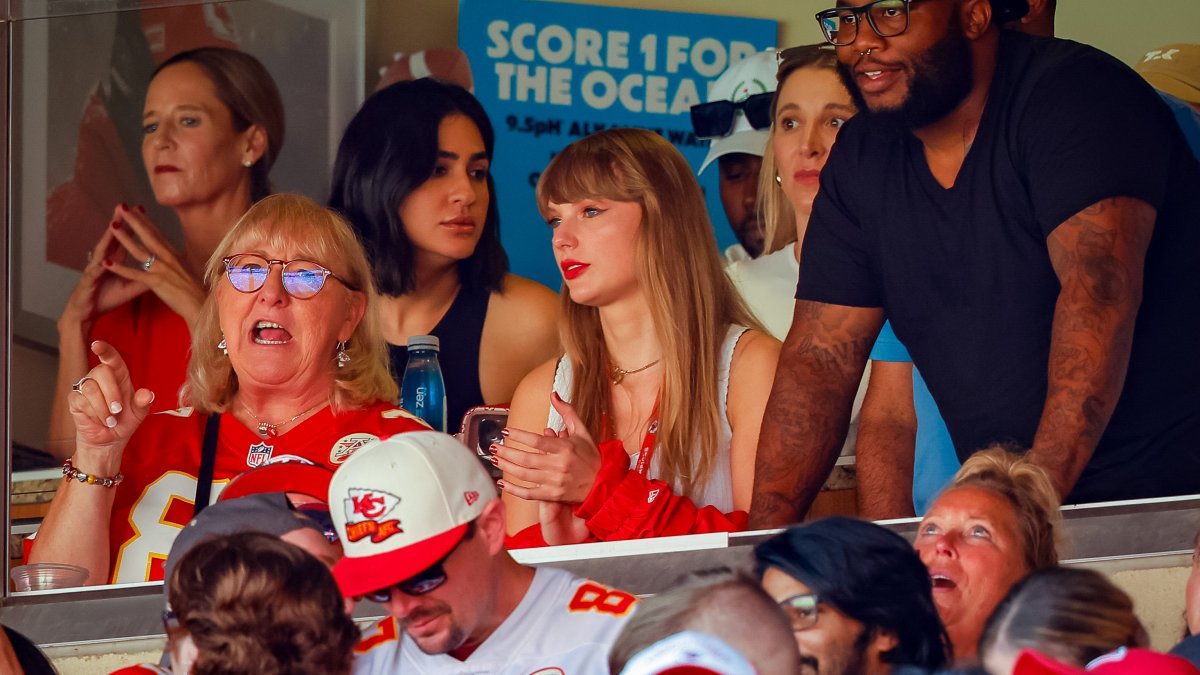How Travis Kelce's mom Donna is shaking off 'haters' over Taylor Swift – NBC Connecticut - Vimarsana News