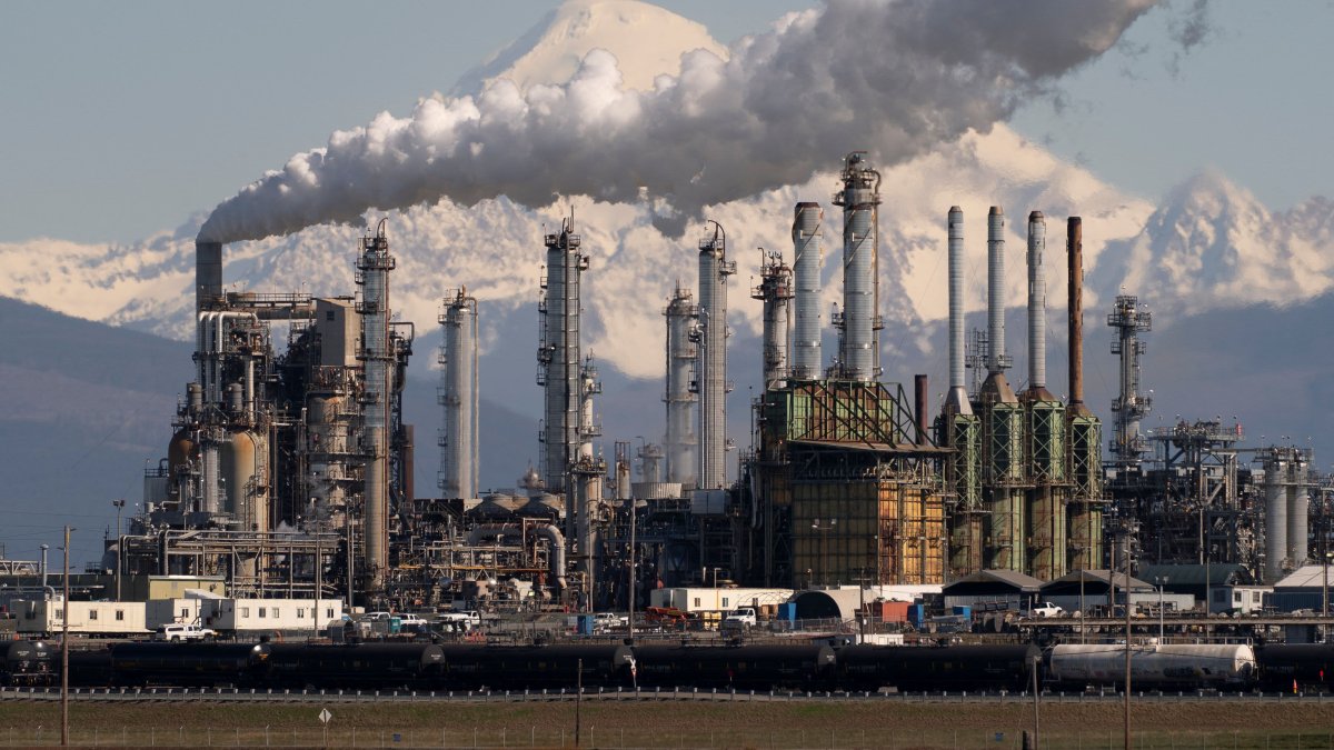 Chevron and Exxon's latest buys could usher in a new era of oil megamergers - Vimarsana News