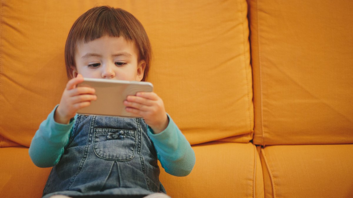 Want to raise happy, successful kids? 'Wait as long as possible' to give them a phone, says Yale expert – NBC Connecticut - Vimarsana News