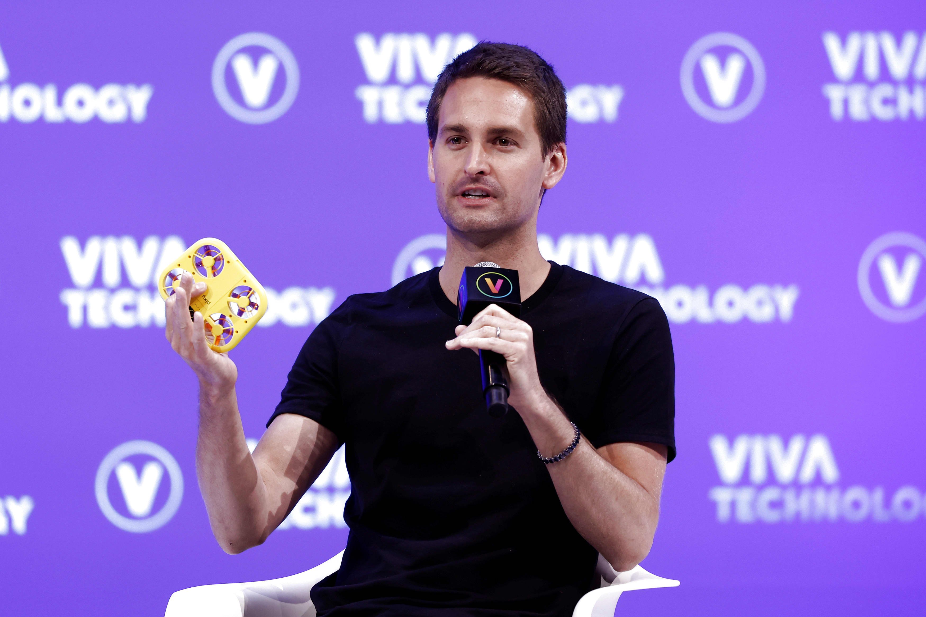 Snap shares rise nearly 12% after CEO shares strong 2024 projections with employees - Vimarsana News