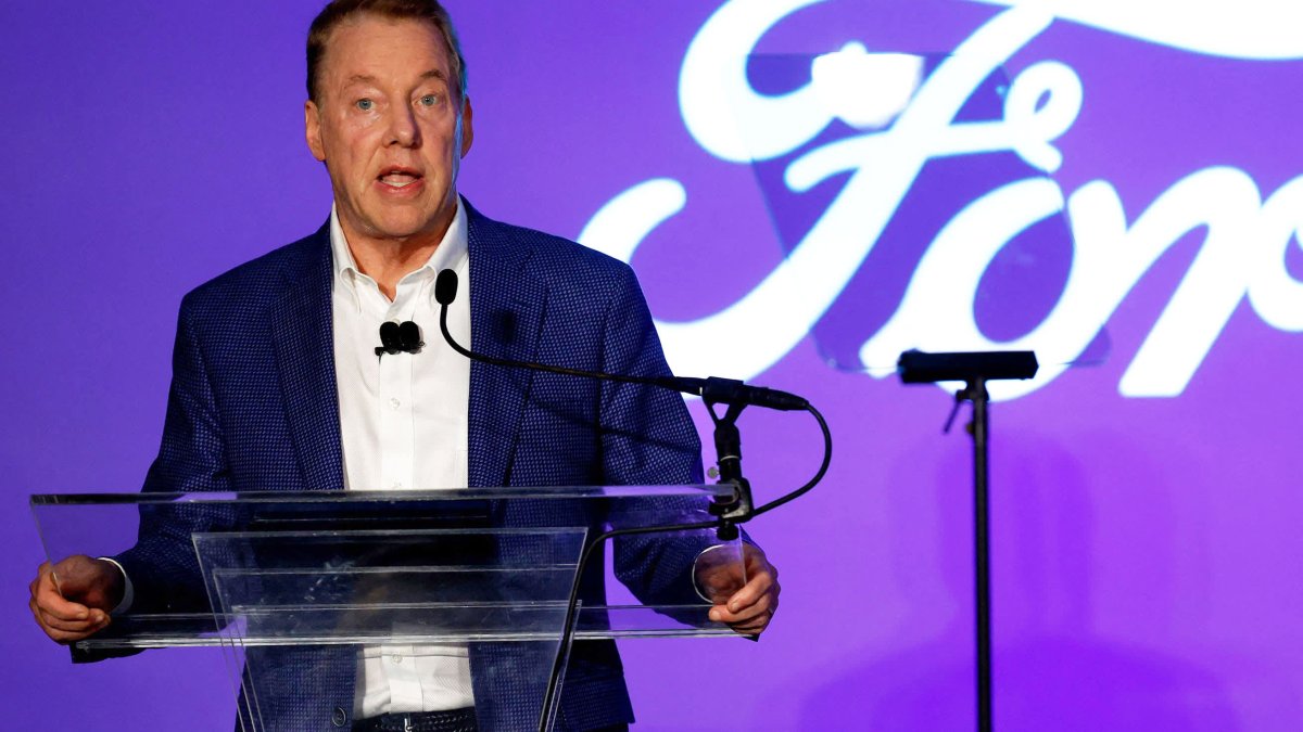 In rare move, Ford chairman calls on UAW to make a deal and end 'acrimonious' talks – NBC Connecticut - Vimarsana News