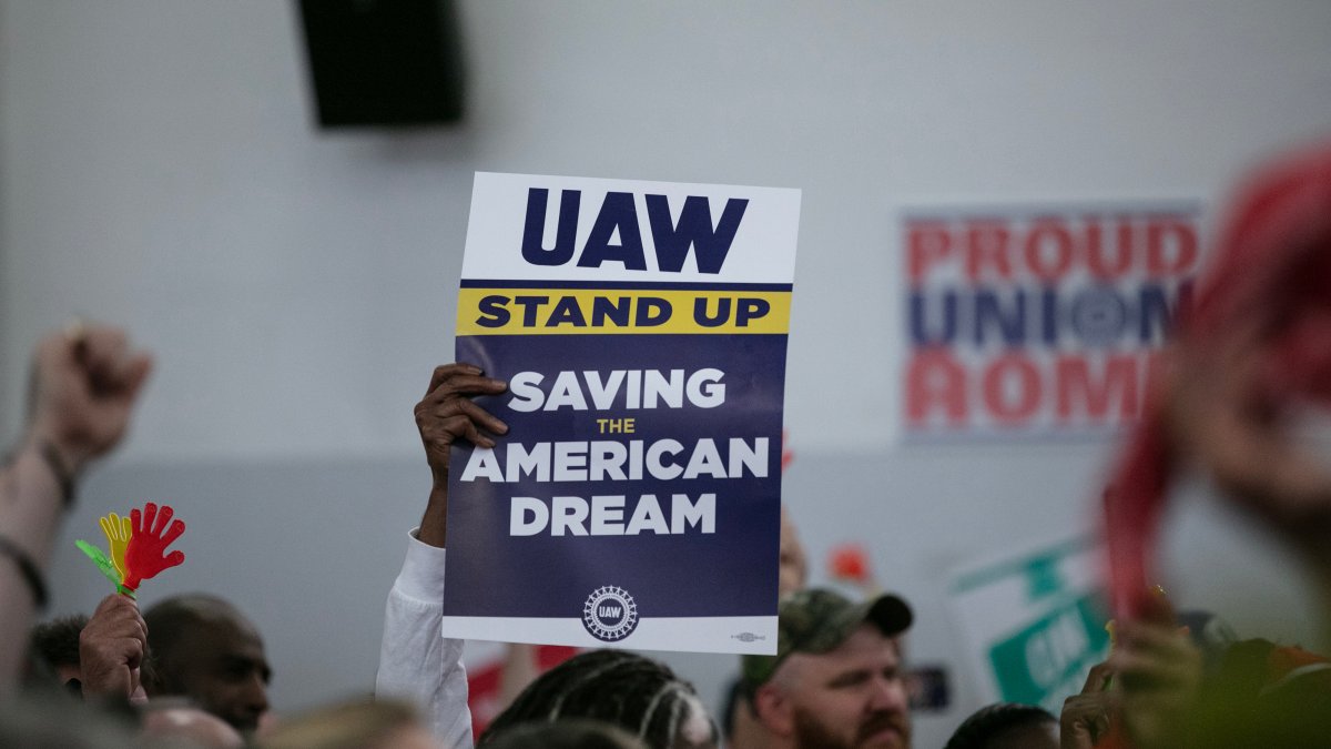 UAW Mack trucks workers reject deal and go on strike – NBC Connecticut - Vimarsana News