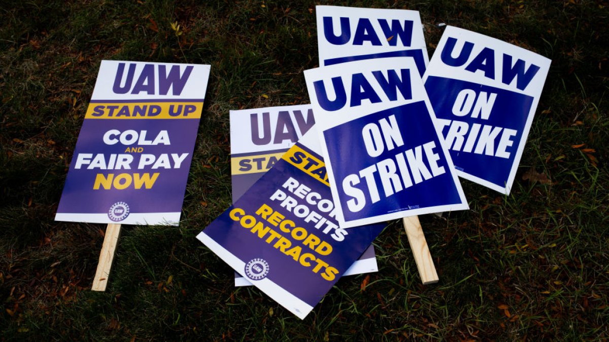 United Auto Workers increase number of workers on strike against General Motors – NBC Connecticut - Vimarsana News