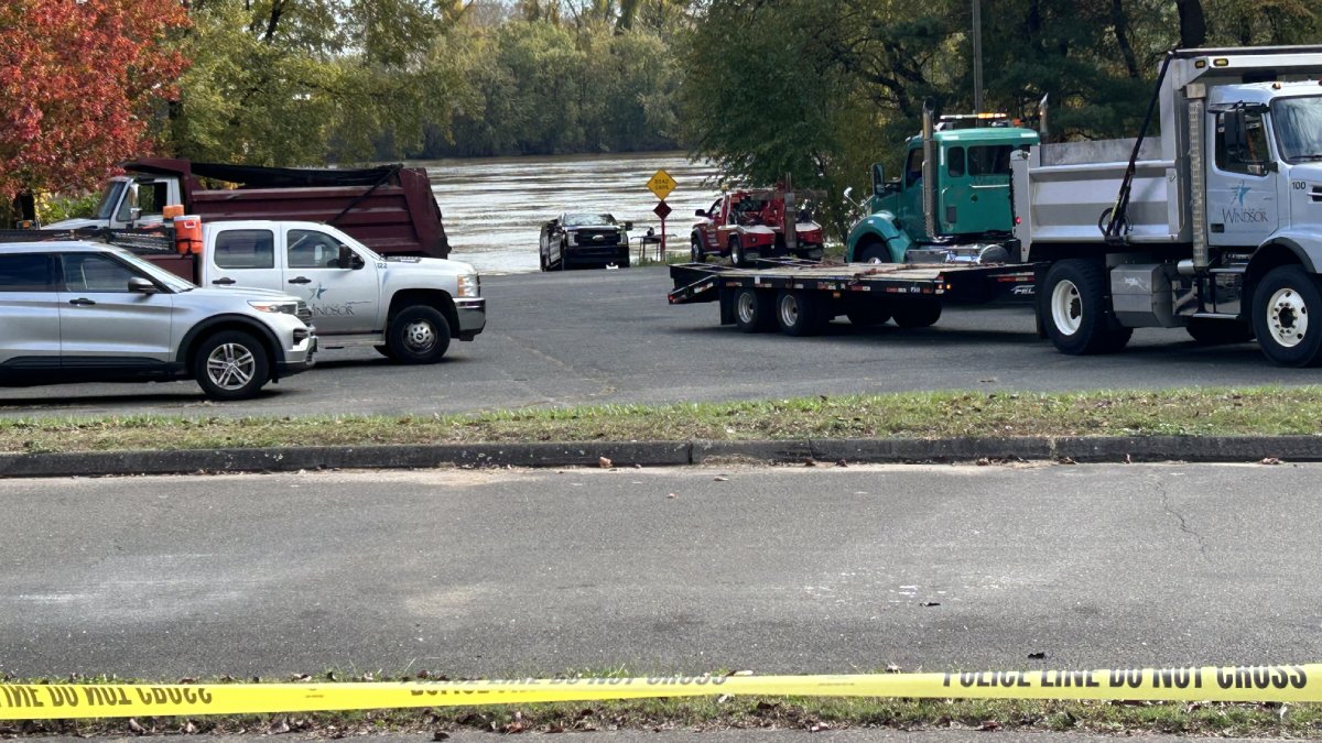 Person found dead in car that went into the Connecticut River in Windsor