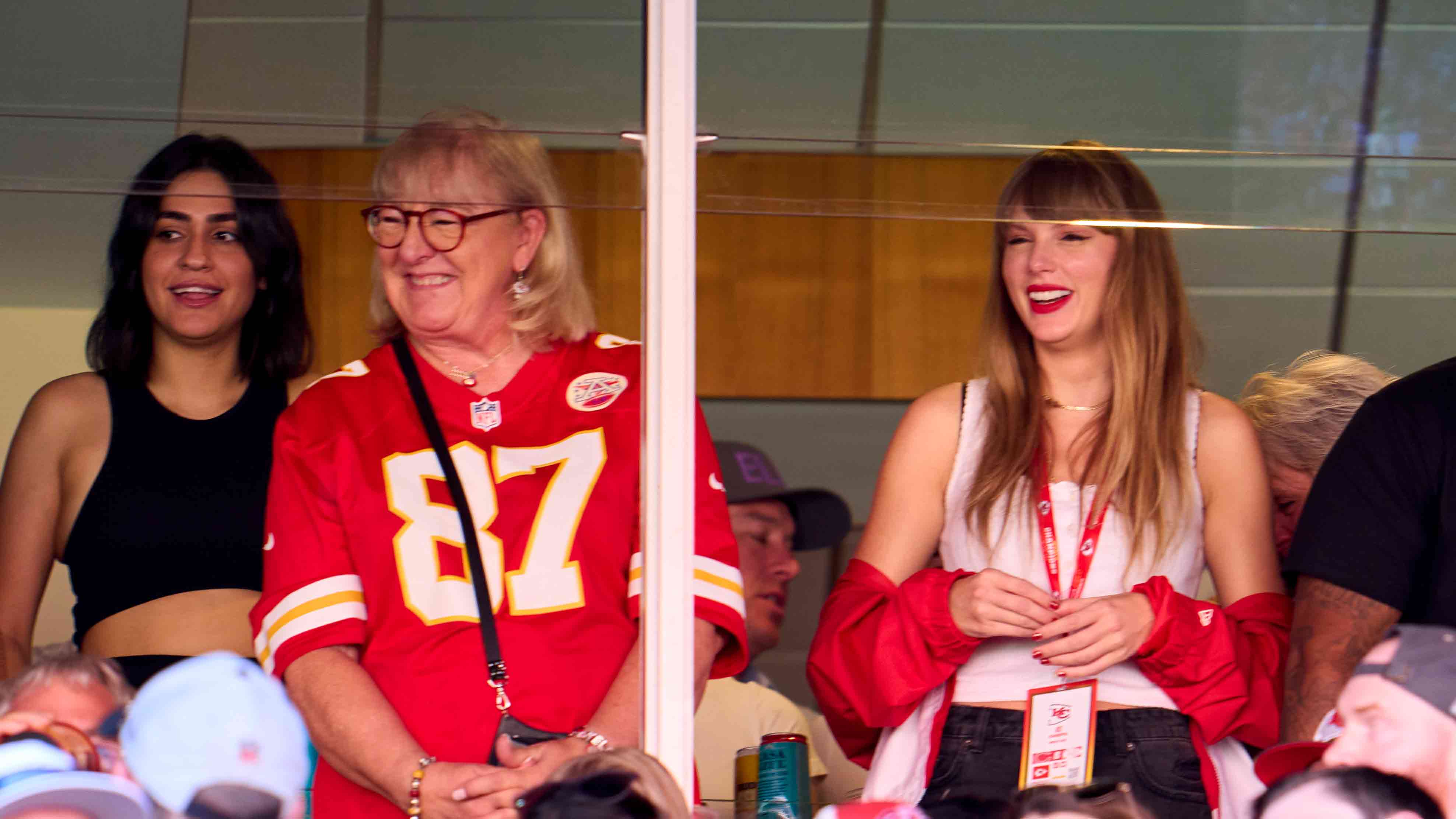 Taylor Swift went to watch Travis Kelce's Chiefs play the Bears and is  sitting next to his mom 