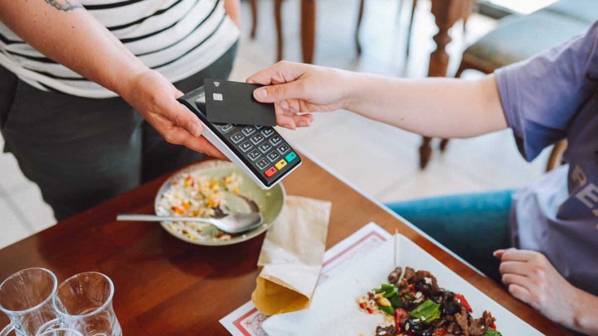 Restaurateur goes viral for shaming parents, adding $50 fee to their bill—that's bad leadership, says expert - Vimarsana News