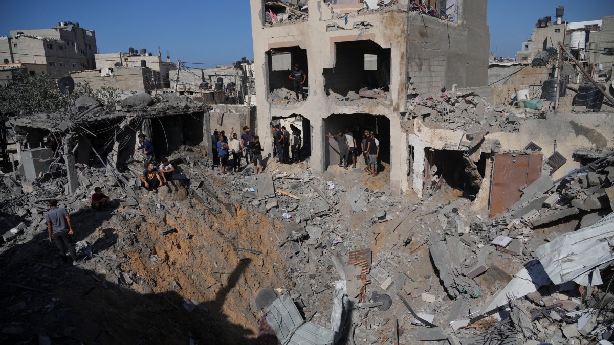 Families in Gaza live without fuel and supplies, forcing them to dig for the dead by hand – NBC Connecticut - Vimarsana News