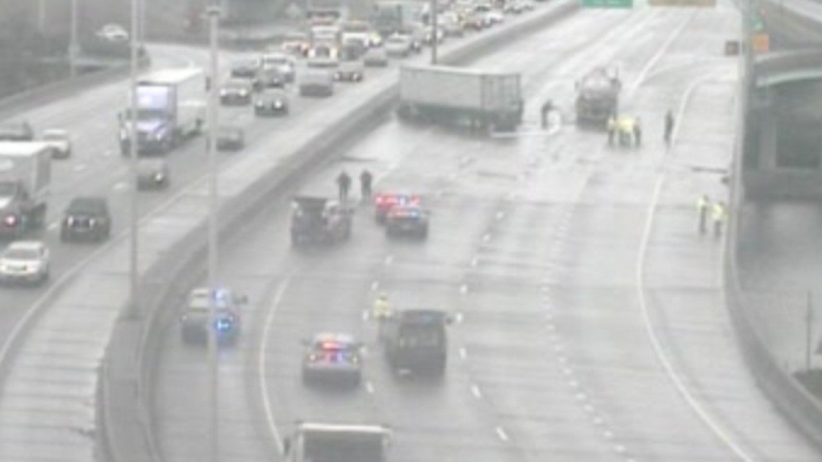 Multiple jackknifed tractor-trailers causing delays on I-95 North in Fairfield County - Vimarsana News
