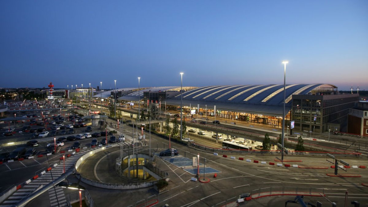 Airport in Hamburg, Germany closed after armed man breaches security gates – NBC Connecticut - Vimarsana News