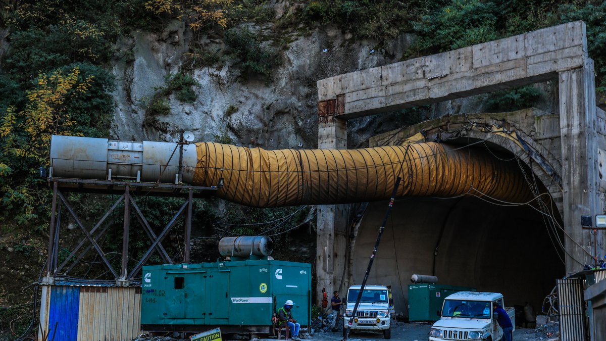 Workers stuck in a tunnel in India are given hot meals as rescue continues – NBC Connecticut - Vimarsana News