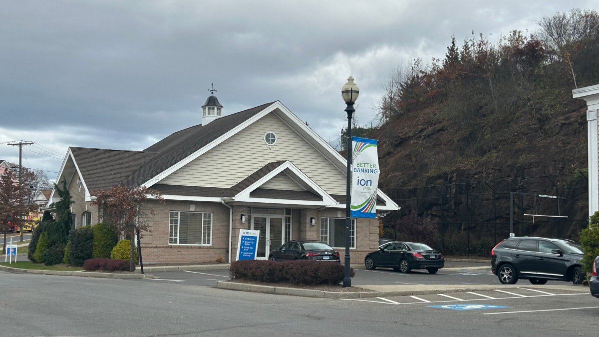 People shoot at driver using ATM during attempted robbery in Meriden