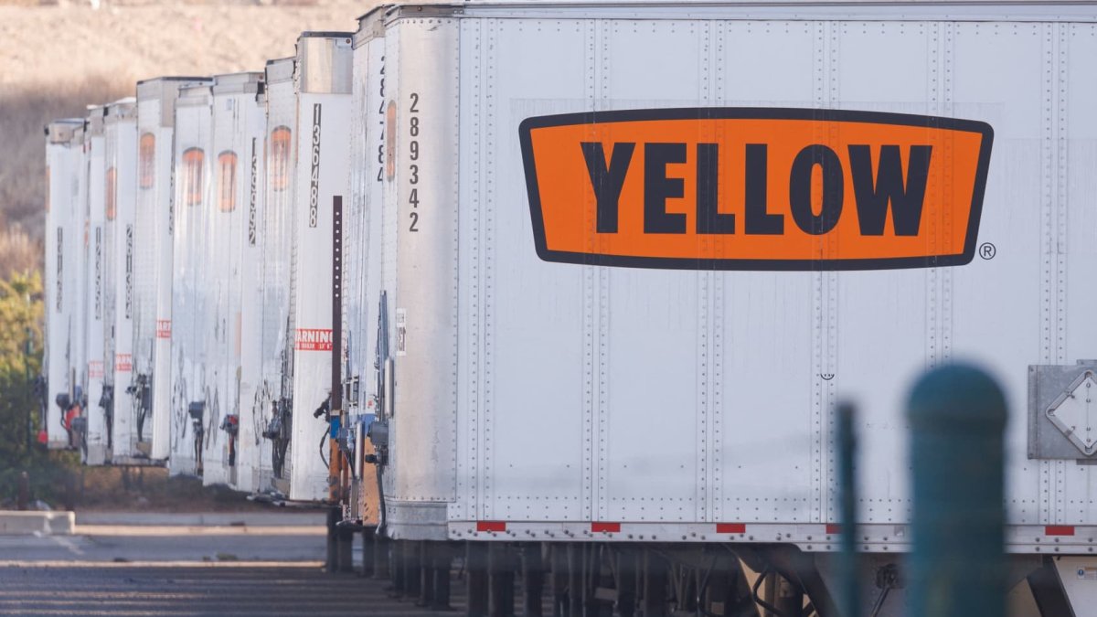 What the billion-dollar battle over bankrupt freight company Yellow means to truckers and the economy - Vimarsana News