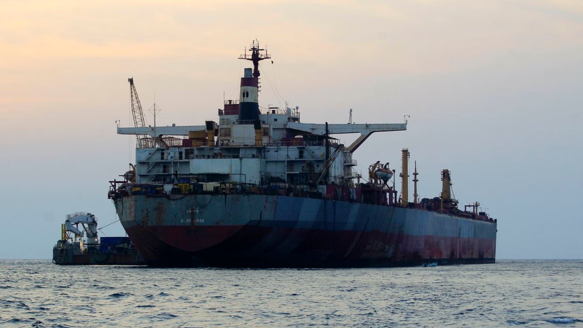 Oil prices mixed as shippers suspend Red Sea route amid intensifying Houthi attacks - Vimarsana News