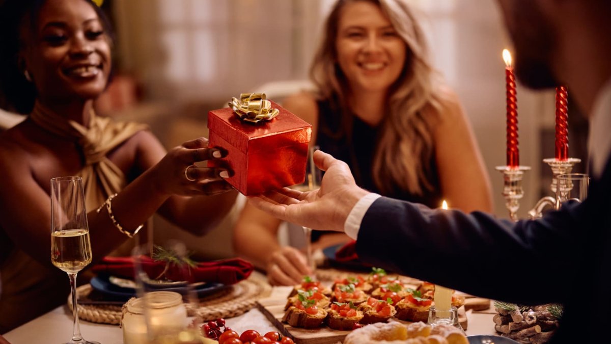 'You don't have to lie' when you receive a bad gift, says etiquette expert. Here's what to do – NBC Connecticut - Vimarsana News