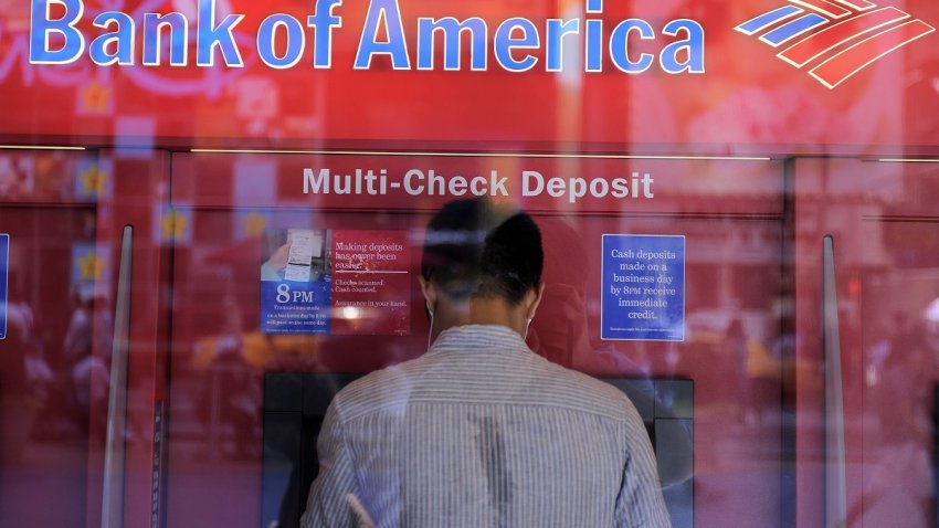 Un hombre saca dinero de un cajero automático en una sucursal del Bank of America en Times Square, Nueva York, en una fotografía de archivo. EFE/ANDREW GOMBERT