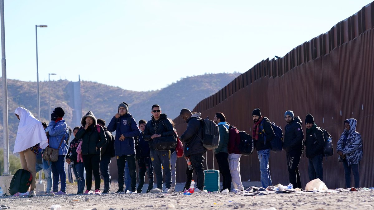 Border crossing in Arizona becomes overwhelmed with smugglers bringing migrants, US agents say – NBC Connecticut - Vimarsana News