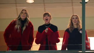 (L-R) Lyndsay Bell, Taylor Swift and Brittany Mahomes