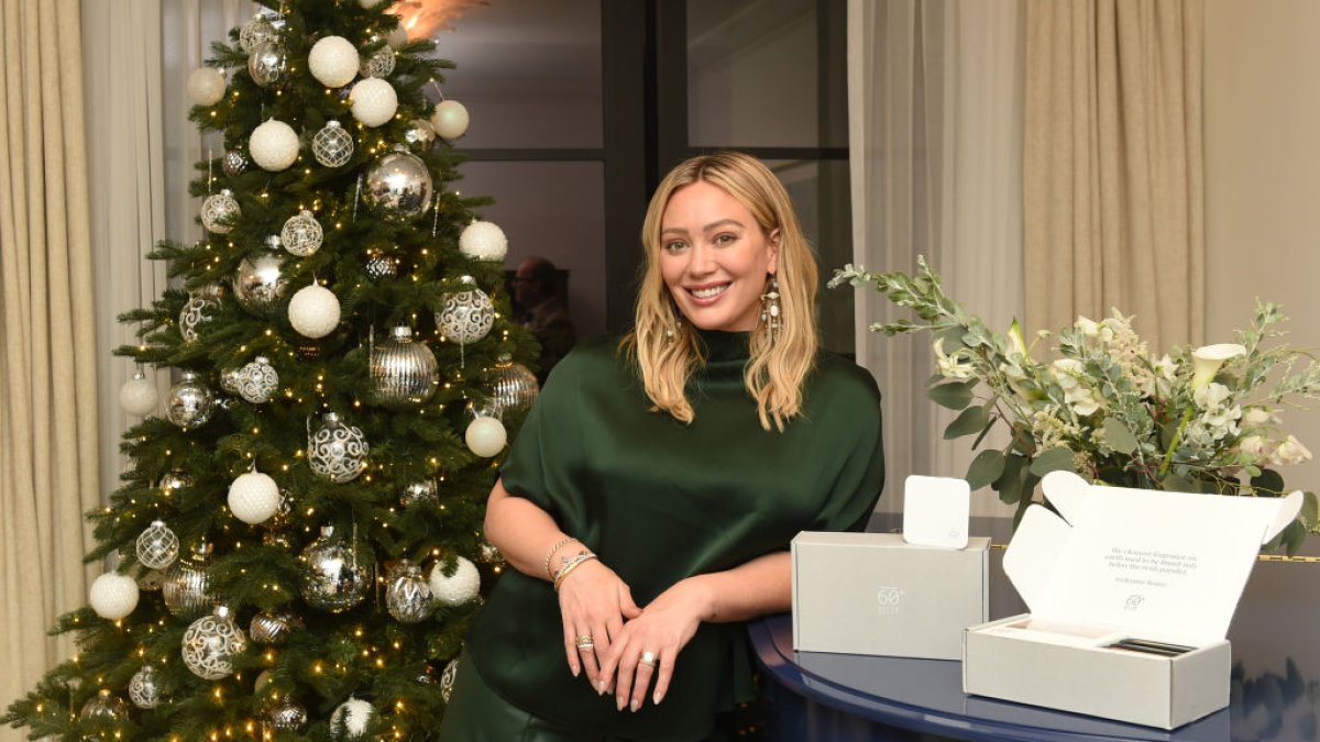 Hilary Duff is pregnant with baby No. 4! See her holiday card announcement - Vimarsana News