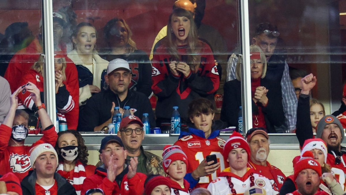 Taylor Swift kisses Travis Kelce's cheek in new Instagram pic – NBC Connecticut - Vimarsana News
