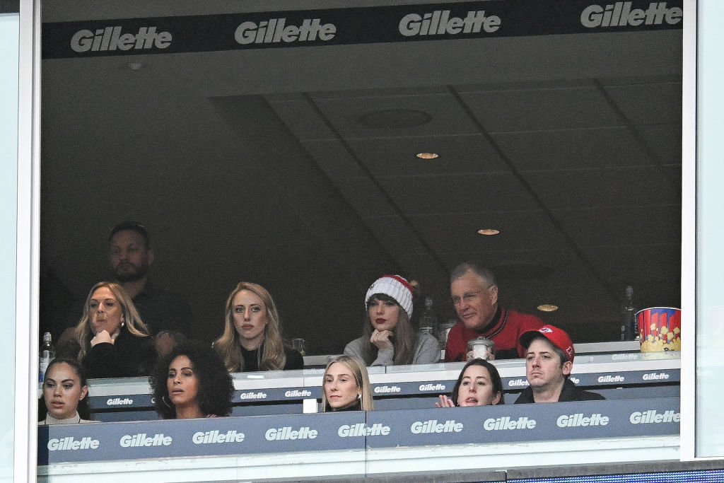 Taylor Swift attends Chiefs game amid Kelce dating rumors