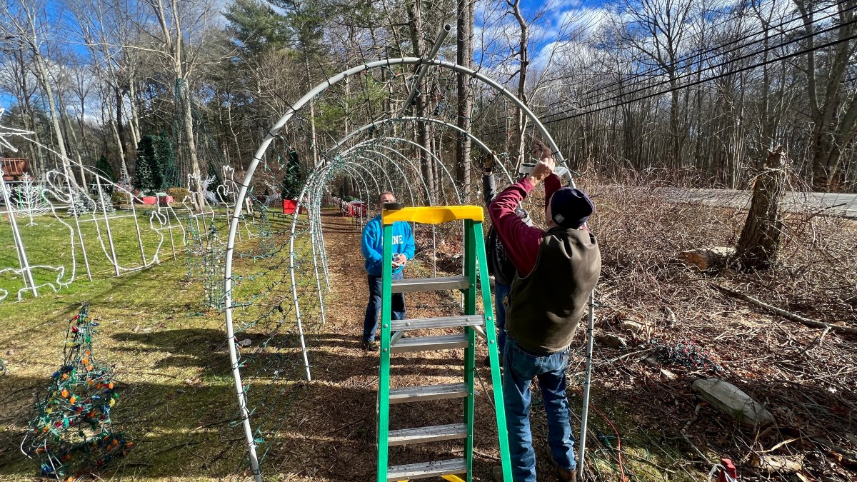 Community helps clean up beloved Killingly light display damaged by storm - Vimarsana News