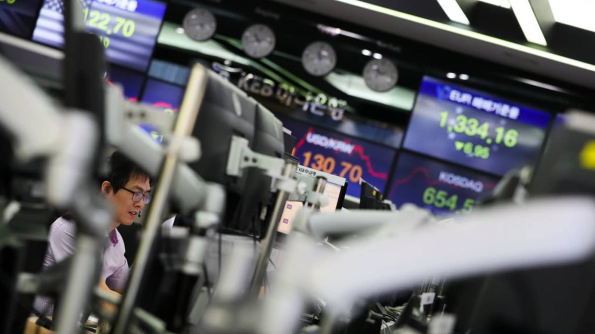 Evergrande shares plunge after Hong Kong court orders liquidation; Hang Seng gains over 1% - Vimarsana News