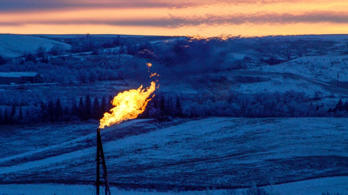 Oil prices flat as Libya restarts production, North Dakota output slowly recovers