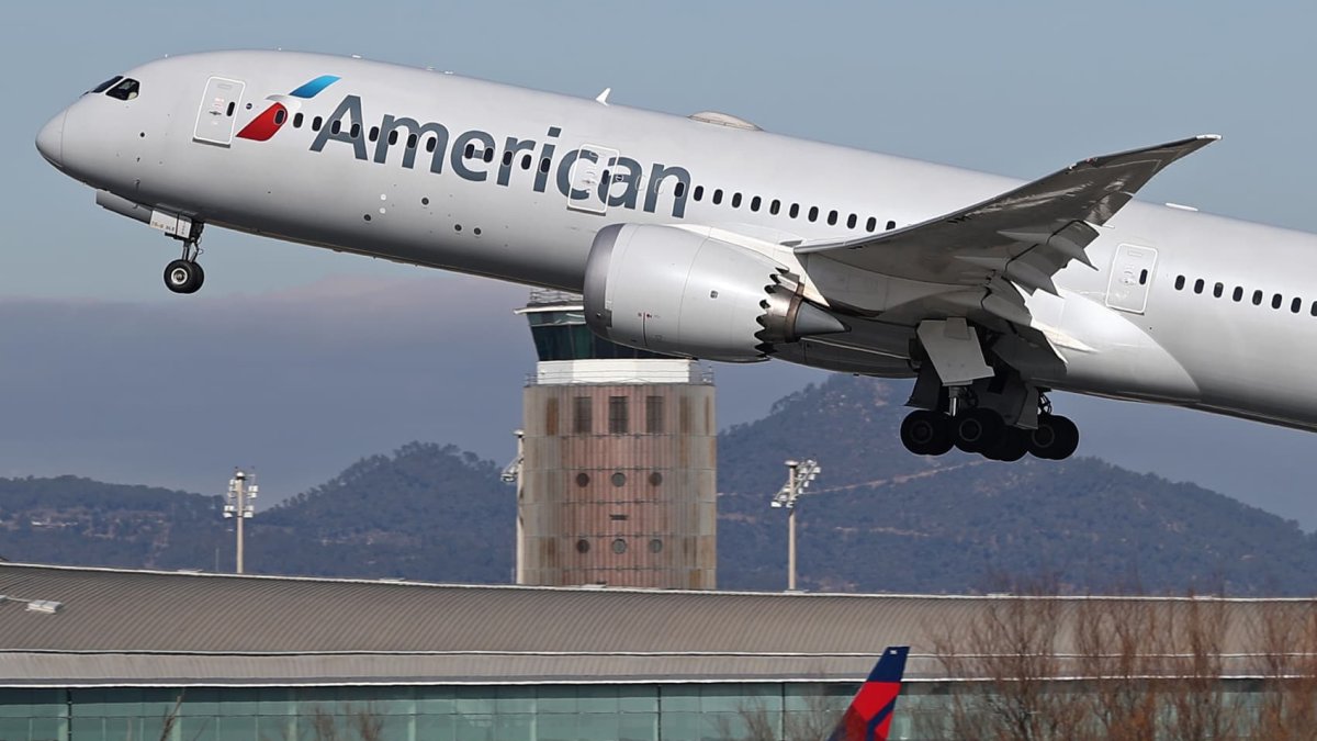 American Airlines posts narrow fourth-quarter profit - Vimarsana News