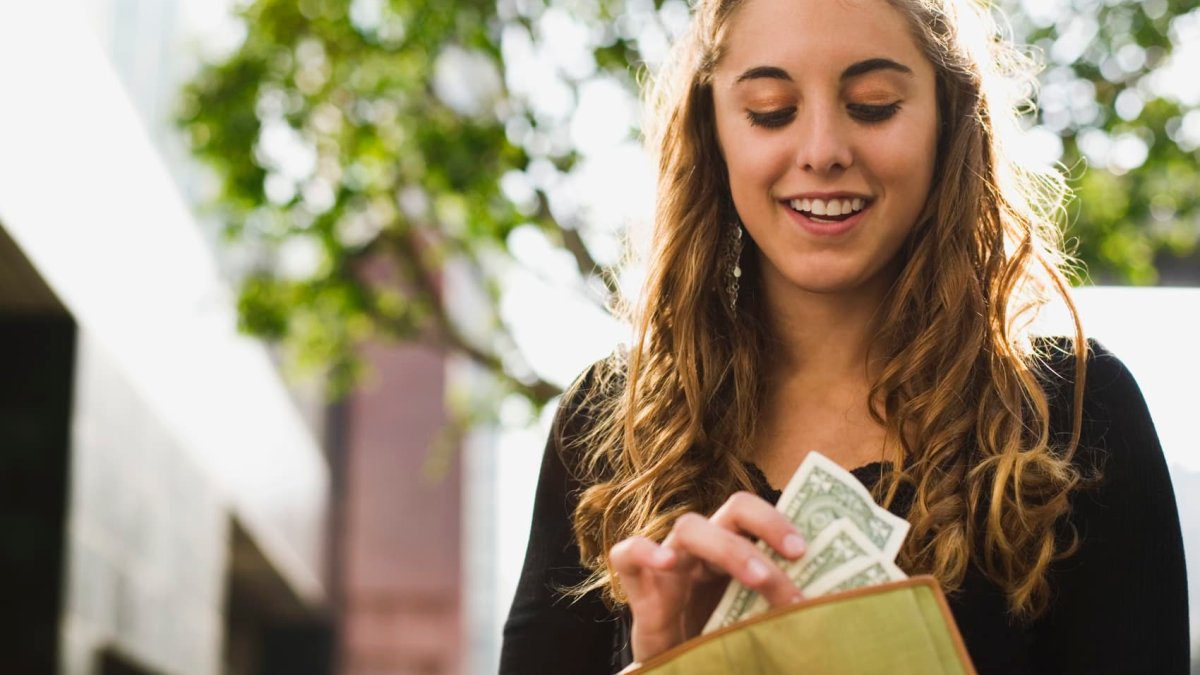 44% of Americans can't pay an unexpected $1,000 expense from savings. 'We're just not wired to save,' expert says – NBC Connecticut - Vimarsana News