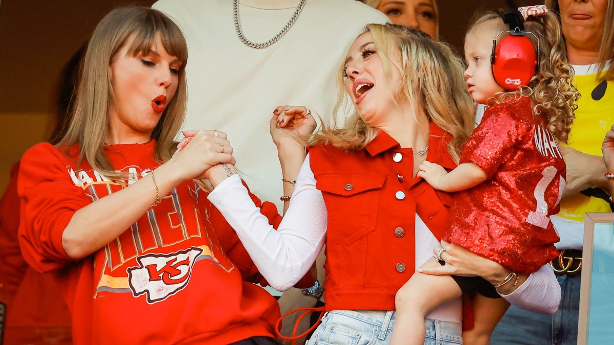 Taylor Swift and Brittany Mahomes twin in custom Chiefs jackets – NBC Connecticut - Vimarsana News