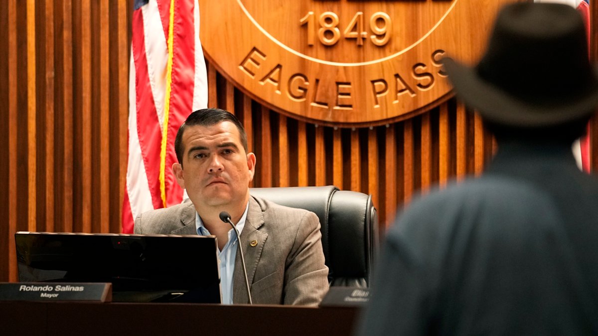 Mayor says Texas closed park without permission in border city where migrant crossings had climbed – NBC Connecticut - Vimarsana News