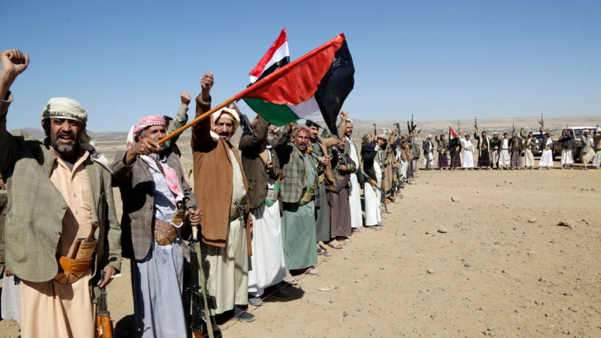 Houthi rebels strike a US-owned cargo ship off the coast of Yemen – NBC Connecticut - Vimarsana News