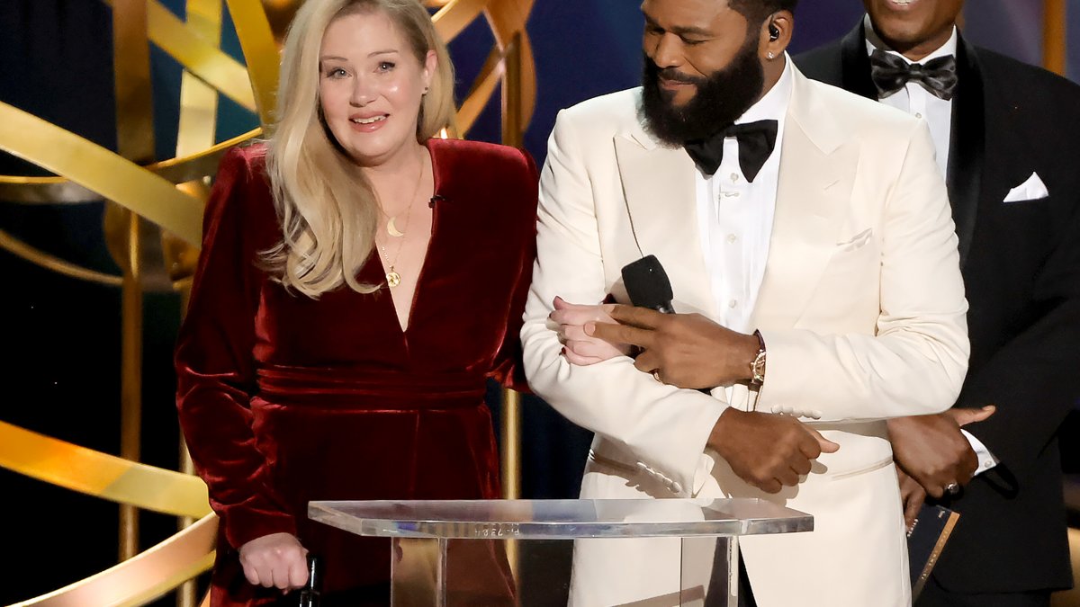 Christina Applegate gets standing ovation at the Emmys – NBC Connecticut - Vimarsana News