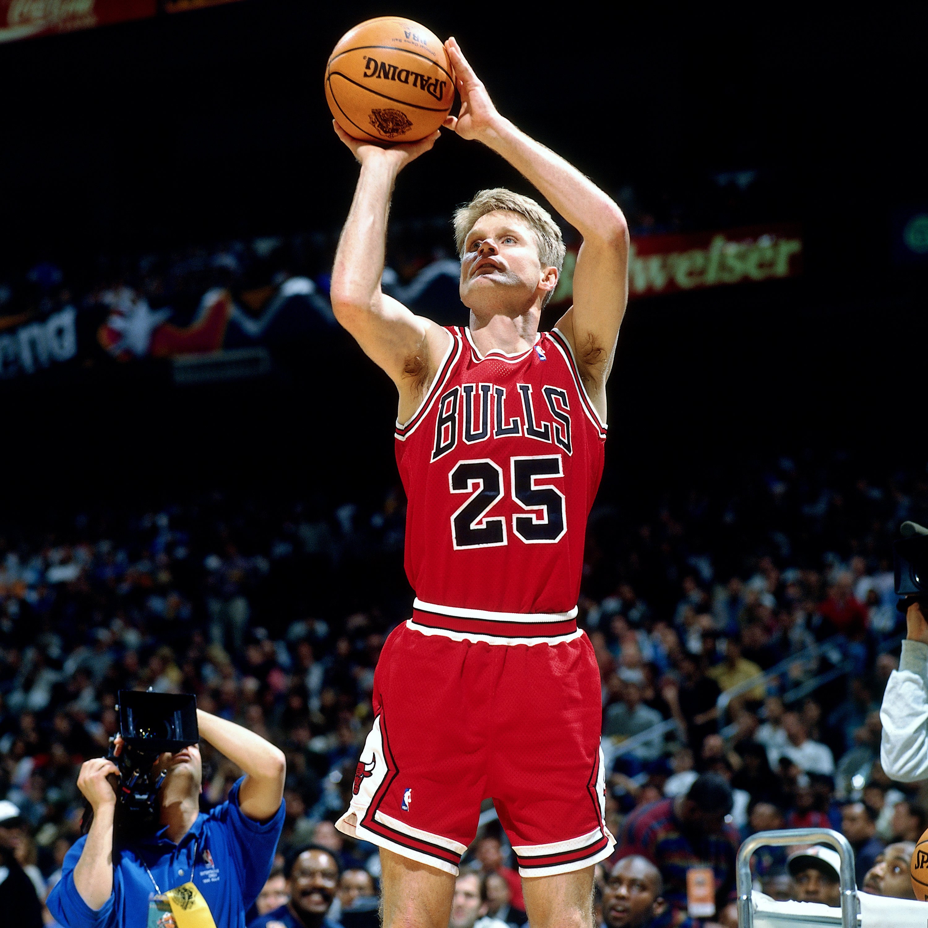 SAN ANTONIO – FEBRUARY 10:  Steve Kerr #25 of the Chicago Bulls shoots during the 1996 AT&T Three Point Shootout on February 10, 1996 at the Alamodome in San, Antonio, Texas.  NOTE TO USER: User expressly acknowledges that, by downloading and or using this photograph, User is consenting to the terms and conditions of the Getty Images License agreement. Mandatory Copyright Notice: Copyright 1996 NBAE (Photo by Andy Hayt/NBAE via Getty Images)