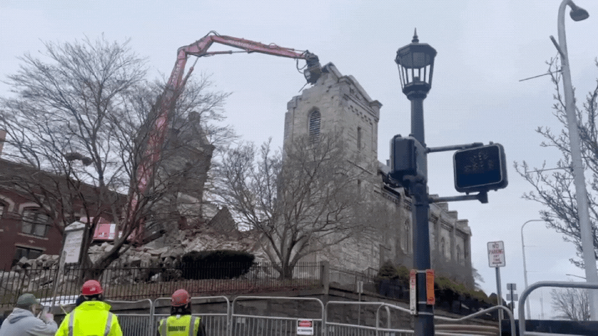 Crews demolish iconic New London church after steeple collapse - Vimarsana News