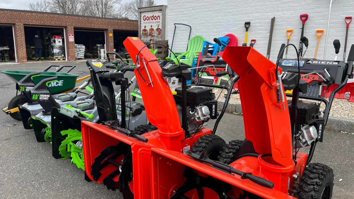 Hardware stores and customers prepare for weekend snowfall - Vimarsana News