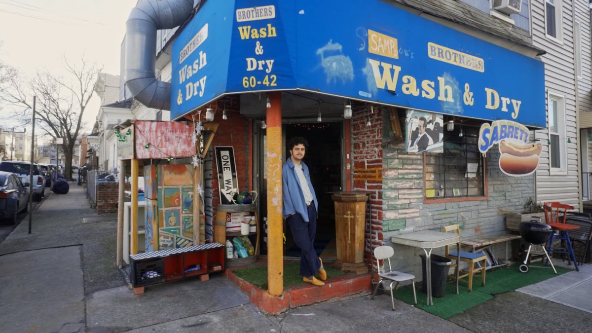 28岁男子在纽约市的一家旧洗衣店住了5年，每月支付1900美元的租金-快来看看里面是什么样子吧