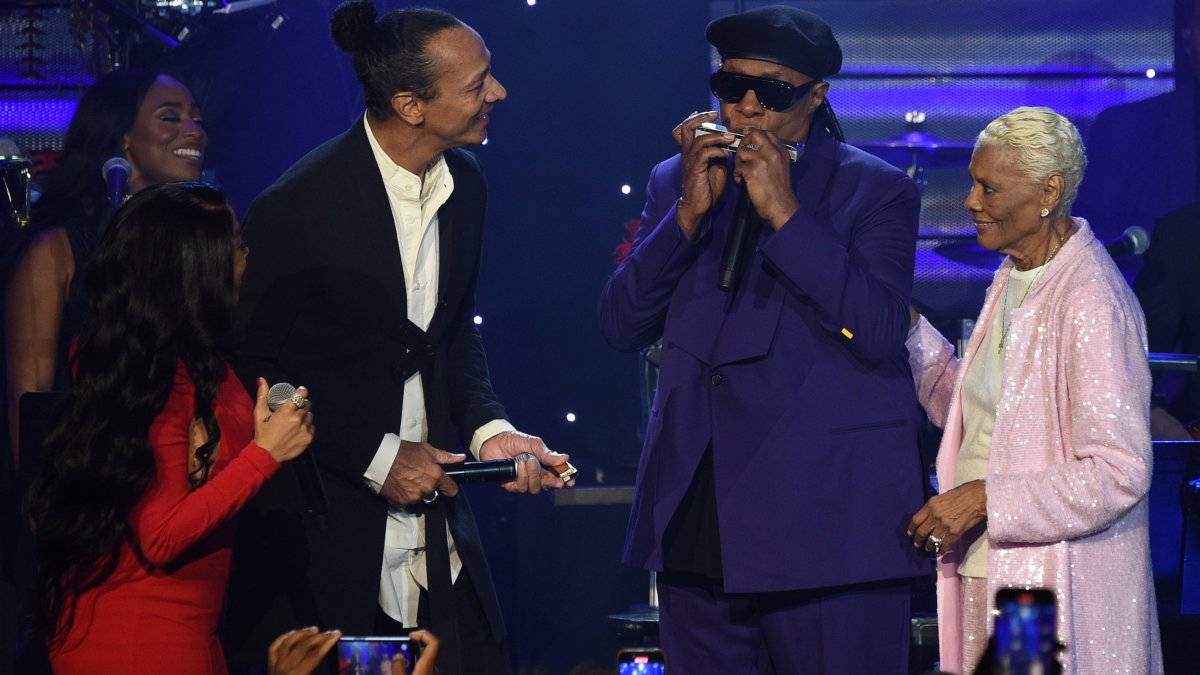 Clive Davis hosts annual pre-Gammy gala – NBC Connecticut - Vimarsana News