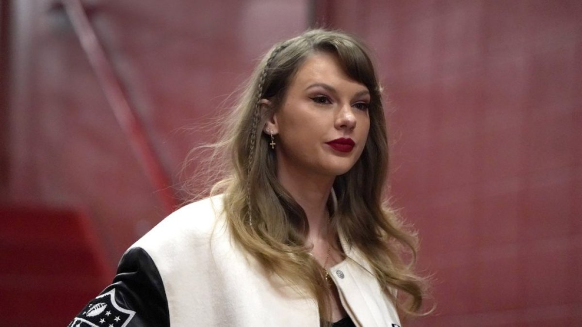 Taylor Swift donates $100,000 to GoFundMe for family of DJ killed at Chiefs' parade shooting – NBC Connecticut - Vimarsana News