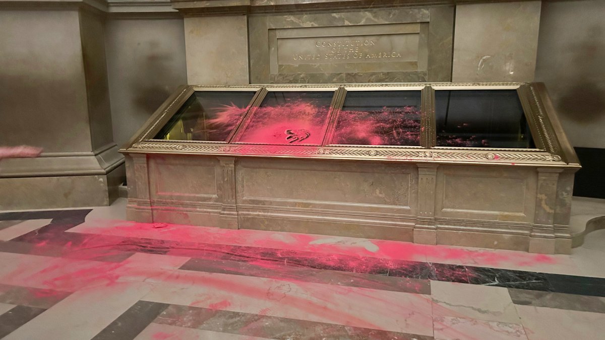 National Archives close after red powder dumped on Constitution display – NBC Connecticut - Vimarsana News