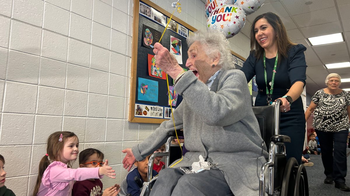 100-year-old woman pays it forward to school that sent her dozens of birthday cards - Vimarsana News
