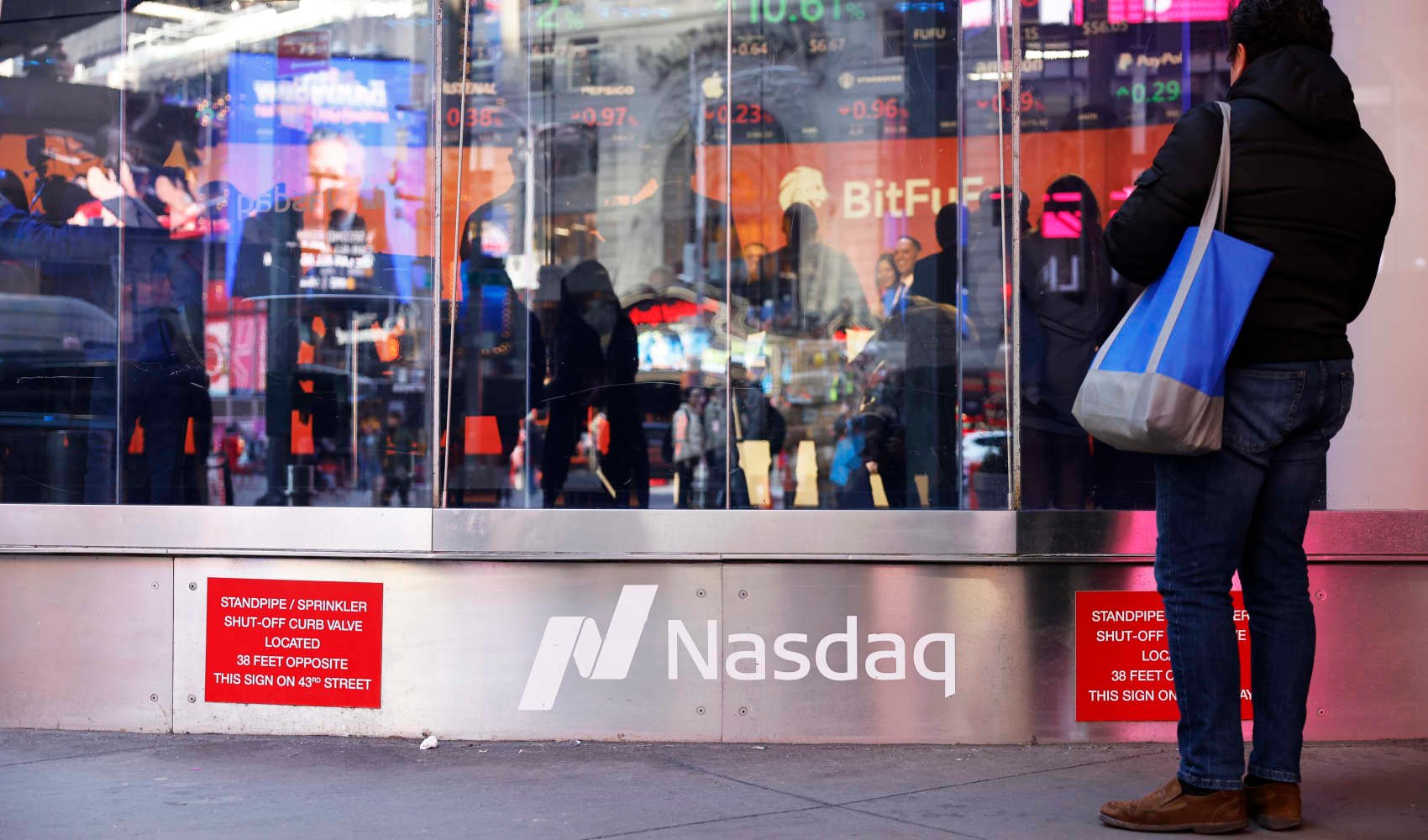CNBC Daily Open: Nasdaq tops 17,000; Exxon faces shareholder revolt - Vimarsana News