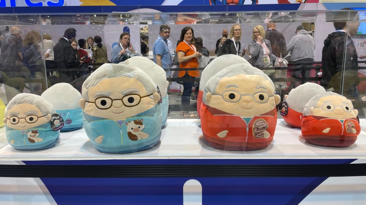 Warren Buffett's shopping extravaganza kicks off with Squishmallows pit, 'Poor Charlie's Almanack' – NBC Connecticut - Vimarsana News