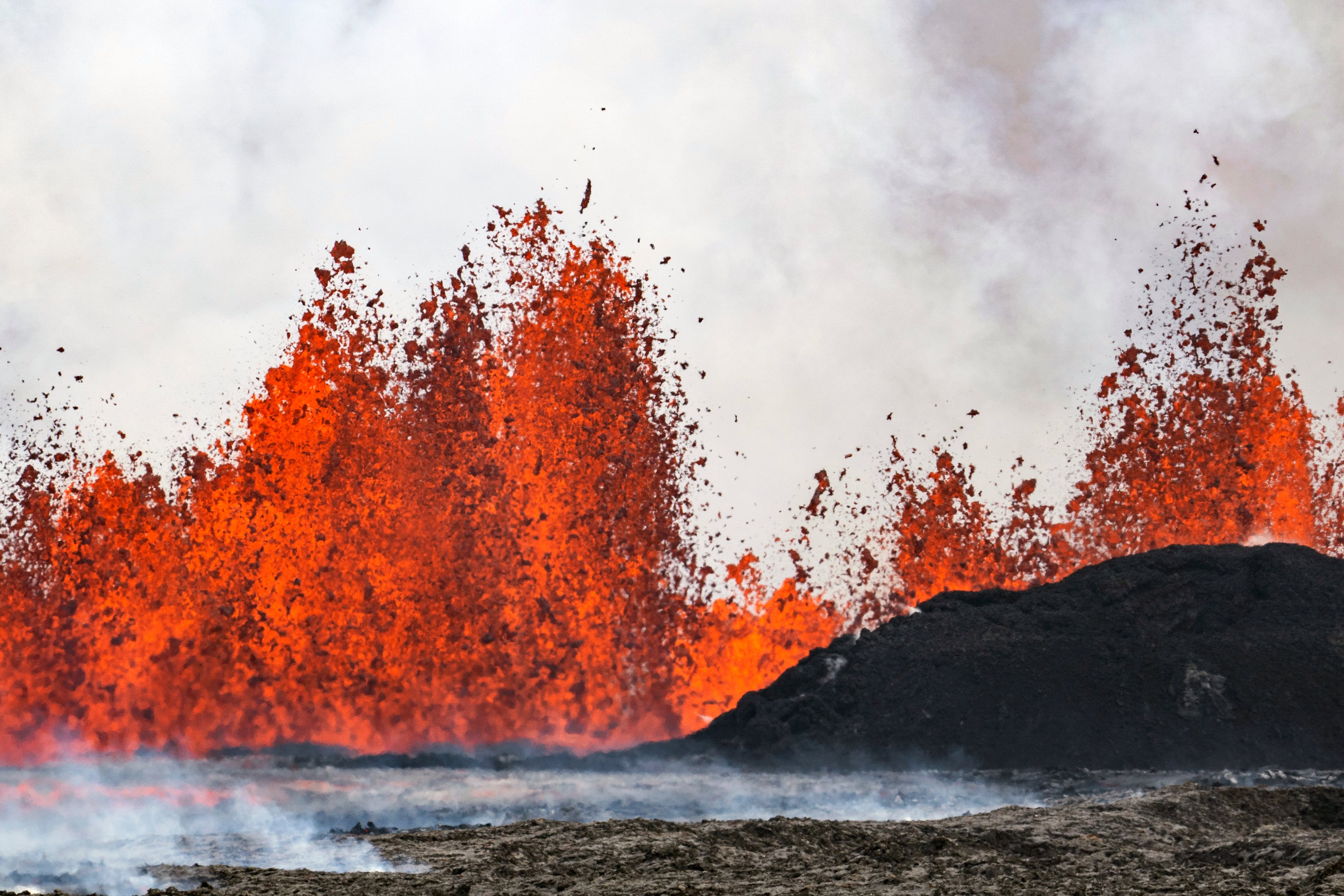 Iceland volcano erupts again, shooting lava into the sky – NBC Connecticut - Vimarsana News