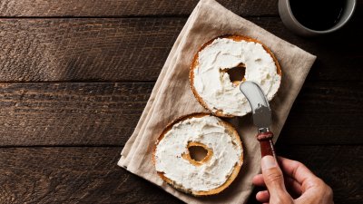 Retiran del mercado productos de queso crema por riesgo de salmonella