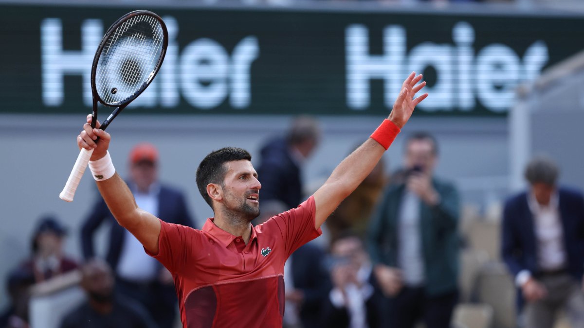 Djokovic wins record 370th Grand Slam match, advances at French Open