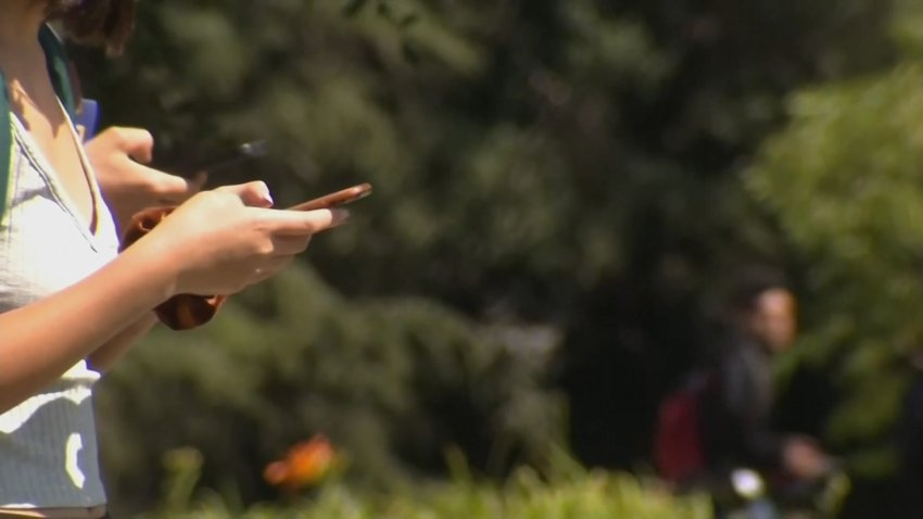 What are schools and states doing to reduce cellphone disruptions in US classrooms?